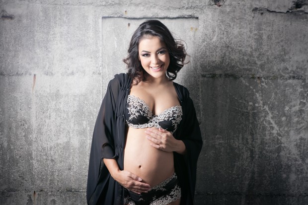 Li Martins mostra barriga de grávida em ensaio (Foto: Dri Bresciani / Divulgação / CM Mídia)