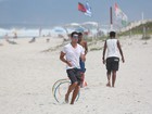 Cauã Reymond se exercita com óculos estilosos em praia do Rio de Janeiro