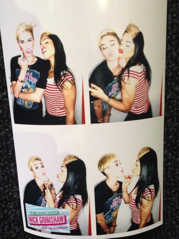 Miley Cyrus e Denika Bedrossian (Foto: Reprodução/Twitter)
