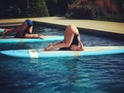Bumbum pra cima! Lady Gaga pratica ioga na piscina