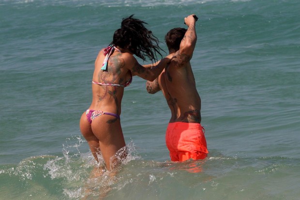 Jaque Khury e marido na praia (Foto: GRAÇA PAES- PHOTO RIO NEWS)