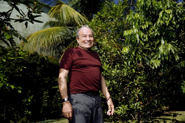 Stênio Garcia no quintal de sua casa, no Rio (Foto: Marcos Serra Lima/EGO)