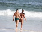 Gracyanne Barbosa e Belo esquentam o clima em tarde na praia