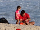 Marcelo Faria aproveita dia com a filha na praia do Leblon, no Rio