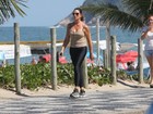 Luiza Brunet mantém a boa forma caminhando pela orla do Rio