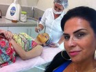 Solange Gomes leva filha para fazer tratamento com máscara de ouro