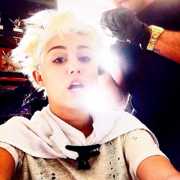 Miley Cyrus retoca o loiro (Foto: Instagram/ Reprodução)