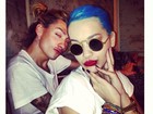 Rita Ora radicaliza e adota 'visual Smurfete'