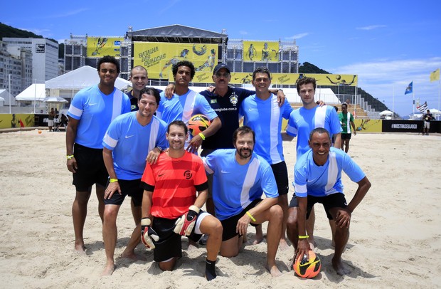 Famosos reunidos para uma partida de futebol de areia (Foto: Divulgação)
