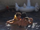 Dani Souza mostra boa forma e se diverte em dia de piscina com a família