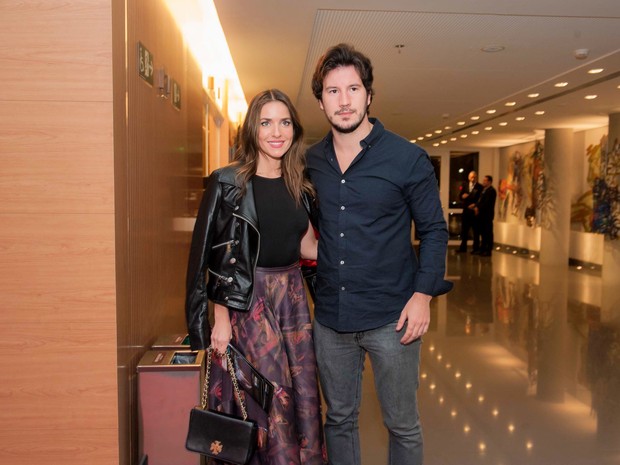Monique Alfradique e o namorado, Gabriel Sala, em estreia de peça em São Paulo (Foto: Samuel Chaves/ Brazil News)