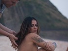 Alinne Rosa faz topless em ensaio em praia no Rio