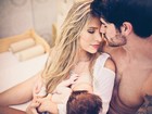 Adriana Sant'Anna amamenta o filho e ganha carinho do marido em foto