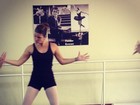 Cristiana Oliveira posa fazendo aula de balé