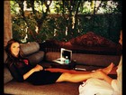 Momento relax! Alessandra Ambrósio ganha massagem nos pés
