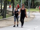 Luiza Brunet caminha com irmã na Lagoa Rodrigo de Freitas, no Rio