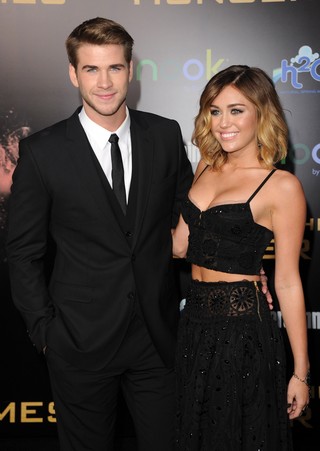 Miley Cyrus e o namorado Liam Hemsworth na première de 'The Hunger Games' em Los Angeles, nos Estados Unidos (Foto: Getty Images/ Agência)