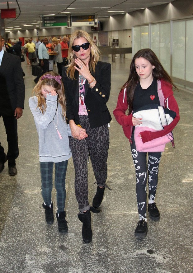 Kate Moss em aeroporto no RJ (Foto: Gabriel Reis e Dilson Silva / Ag. News)