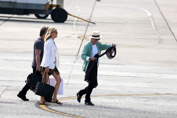 Rolling Stones embarcam em aeroporto do Rio (Foto: André Freitas e Fábio Martins / AgNews)
