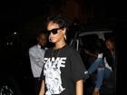 Rihanna usa bolsa com folha de maconha estampada para jantar
