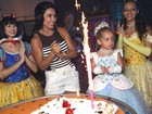 Com supercoxa, Scheila Carvalho comemora aniversário da filha