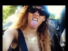 Rihanna faz careta e exibe cabelão cacheado em carro conversível