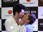 Ex-BBBs Rodrigão e Adriana trocam beijos durante evento de moda