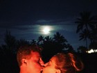 Angélica aparece beijando Luciano Huck em foto romântica