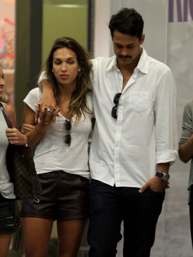 Raphael Viana e Talitha Morete no shopping (Foto: Henrique Oliveira / AgNews)