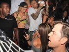 Sem Rihanna, Chris Brown festeja aniversário em boate 