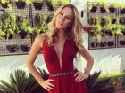 Fiorella Mattheis usa vestido ‘vermelhinho nada básico’
