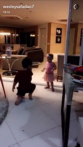 Wesley Safadão mostra filhos dançando forró (Foto: Reprodução/Snapchat)