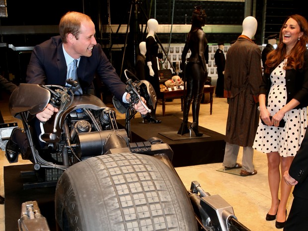 Kate Middleton se diverte ao ver William em moto do Batman (Foto: AFP)