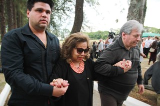 Angela Maria no enterro de Cauby Peixoto (Foto: Amauri Nehn / Brazil News)
