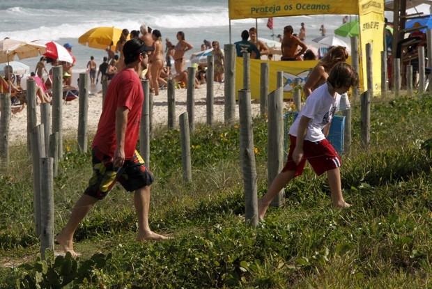 Murilo Benício e filho na praia (Foto: FotoRioNews)