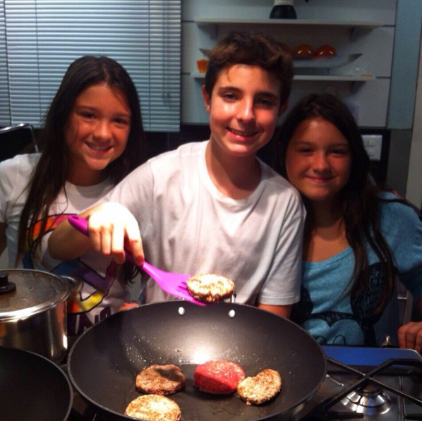 João cozinhando para as irmãs (Foto: Reprodução / Instagram)