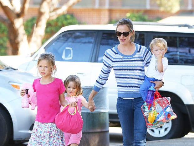 X17 - Jennifer Garner com os filhos Seraphina, Samuel e Violet em parque em Brentwood, na Califórnia, nos Estado (Foto: X17/ Agência)
