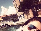 Giovanna Antonelli relaxa durante passeio de lancha em Veneza