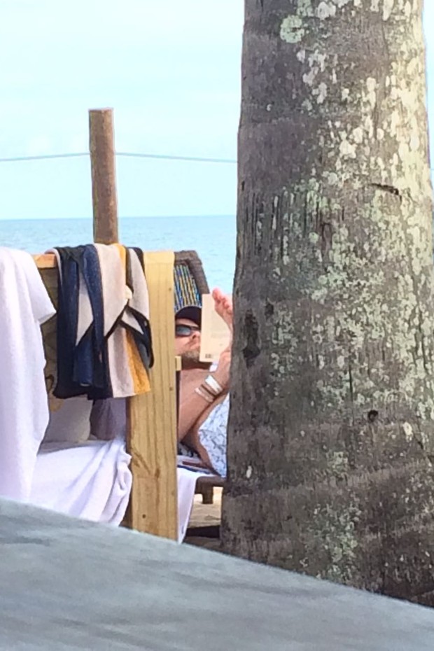 Rapaz que seria o ator Leonardo DiCaprio em Trancoso, na Bahia (Foto: Divulgação)