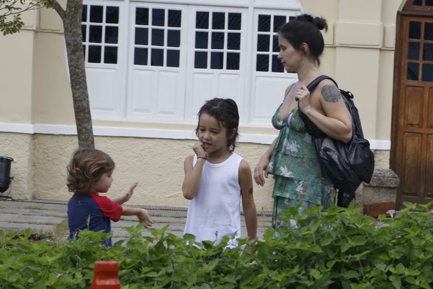 Sandra Delgado, mulher de Wagner Moura, também foi à peça com os filhos no Rio (Foto: Agnews/Roberto Filho)
