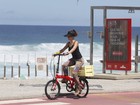 Bianca Bin anda de bicicleta na orla no Rio