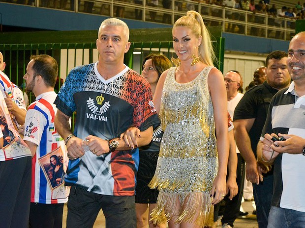 Ana Hickmann e o marido, Alexandre Côrrea, no ensaio técnico da Vai-Vai no sambódromo do Anhembi, em São Paulo (Foto: Eduardo Graboski/ Mais Mídia/ Divulgação)