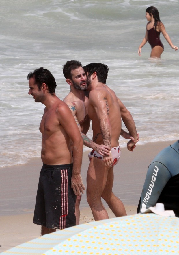 Marc Jacobs e o namorado em Ipanema (Foto: Wallace Barbosa/AgNews)