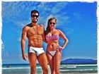 Bárbara Evans e namorado vão a praia em Cabo Frio: 'Eu e meu amor'