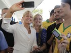 Xuxa é cercada por fãs em zona eleitoral no Rio
