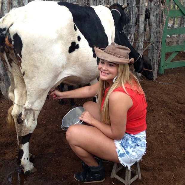 Geisy Arruda tirando leite da vaca (Foto: Reprodução/Instagram)
