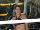 Danielle Winits malha de barriguinha de fora em academia no Rio