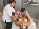 Fernanda Pontes ganha 'ajuda' do filho durante massagem 