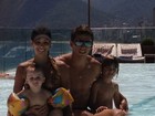 Dani Winits tem dias de piscina com os filhos e o namorado