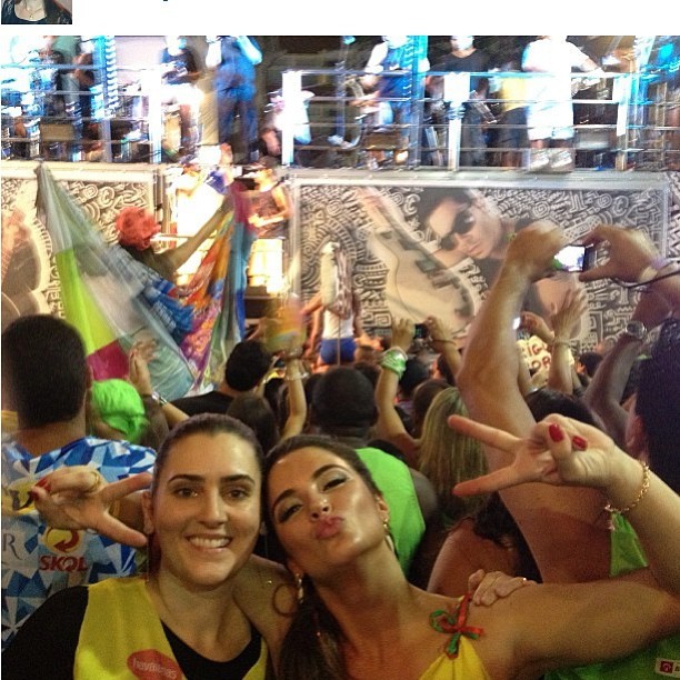 Ex-BBB Laisa curte carnaval de Salvador e se joga na pipoca (Foto: Instagram)